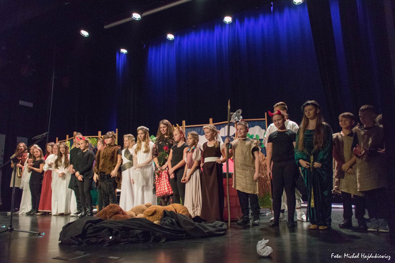 „Sercem wielkim taka gmina” – spektakl Koła teatralnego z ZS-P w Rogowie Sobóckim