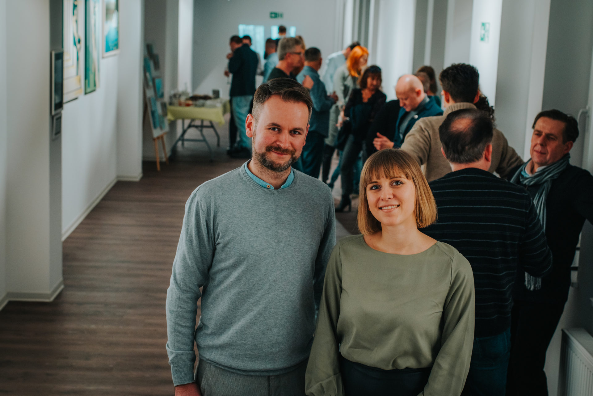 Nagie obrazy lasu i klimatyczny wernisaż wystawy