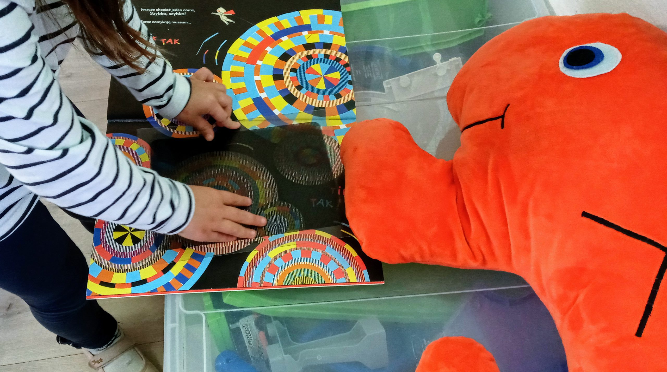 Miś z biblioteki odwiedza przedszkole, czyli lekcja biblioteczna z najmłodszymi