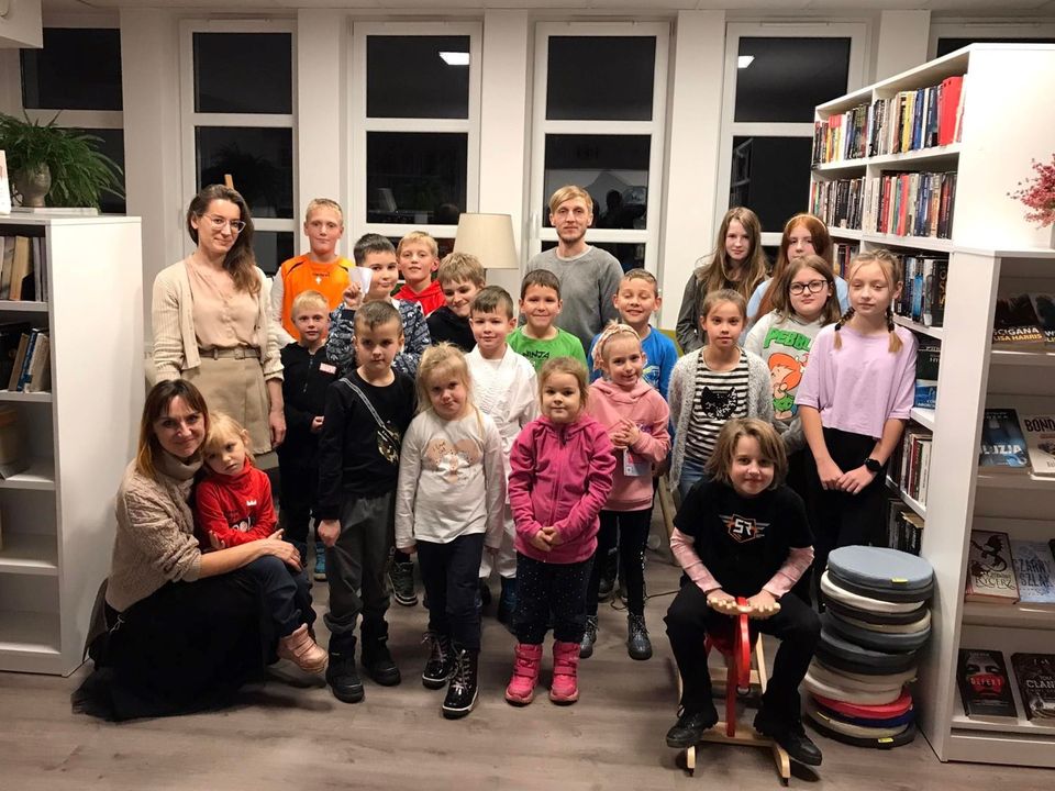 Młodzi karatecy w bibliotece