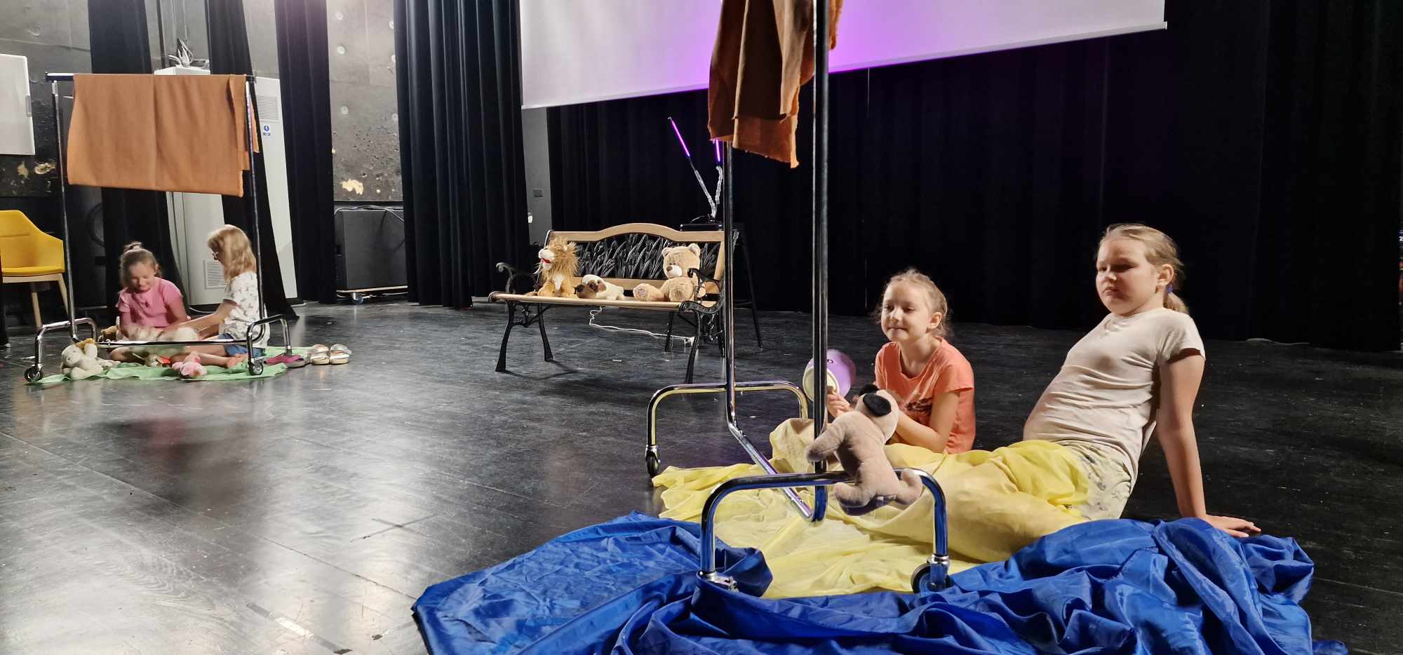 Akcje na wakacje – piątkowe „Zabawy w TEATR”