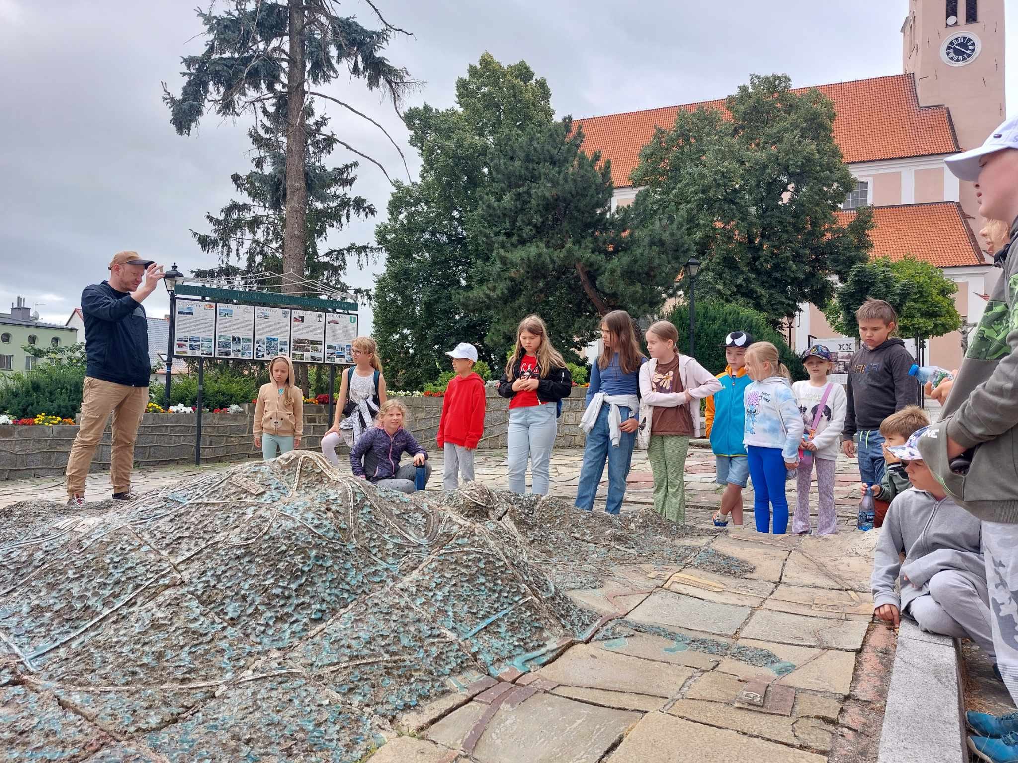 Akcje na wakacje’24/3 Minimakiety z gliny – inspiracje makietami miejskimi